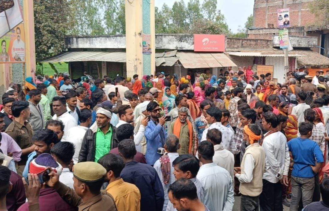 The road was blocked by placing the body of a youth, and a scuffle broke out with the police.