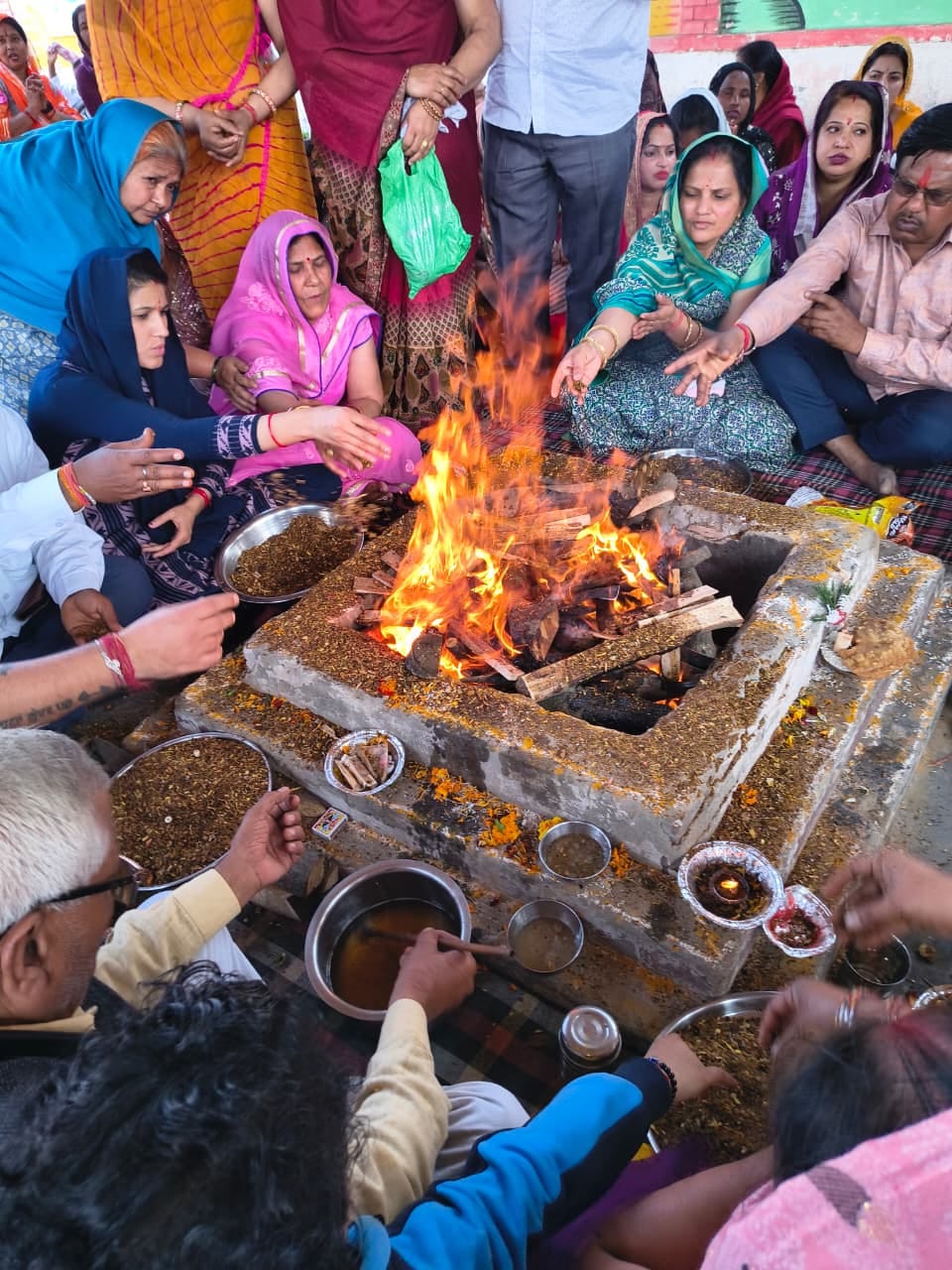 Pran Pratishtha of the idols of gods was done in Mahadev Devi Temple.