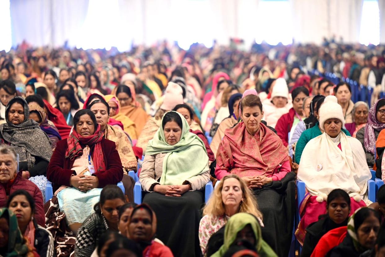 The third phase of the Spring Festival begins... Thousands of practitioners pay homage to the Guru.