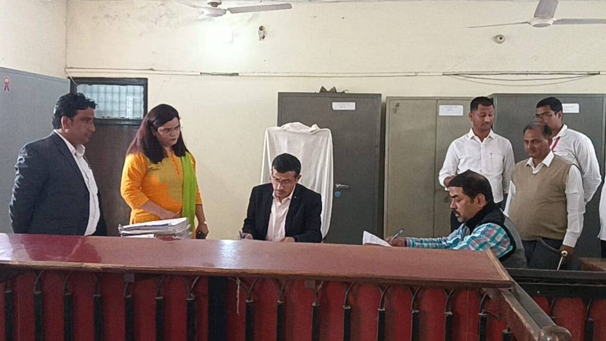 Additional Commissioner Gorakhpur made a surprise inspection of Tamkuhiraj Tehsil.