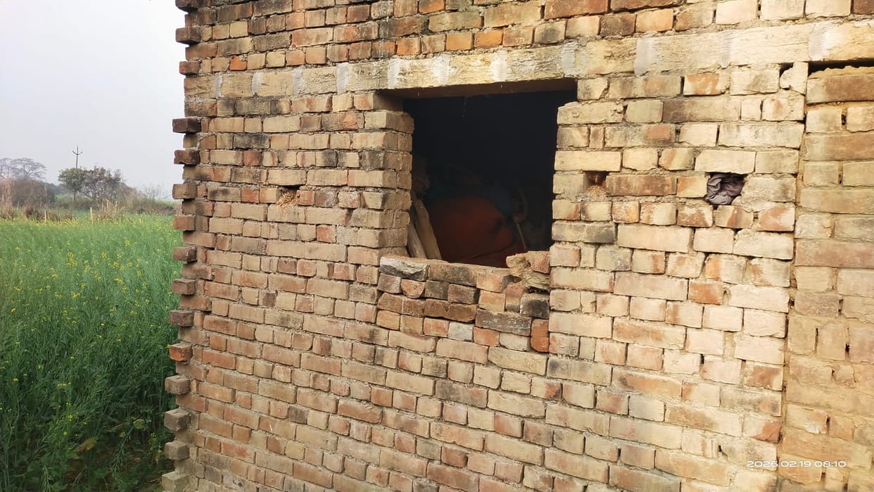 Breaking into the wall of the house, they stole cash and jewellery