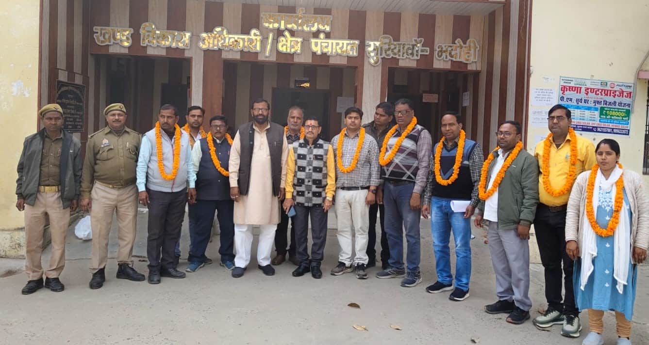 विकासखंड सुरियावां में माला पहन कर खड़े चयनित पदाधिकारी। स्रोत संगठन