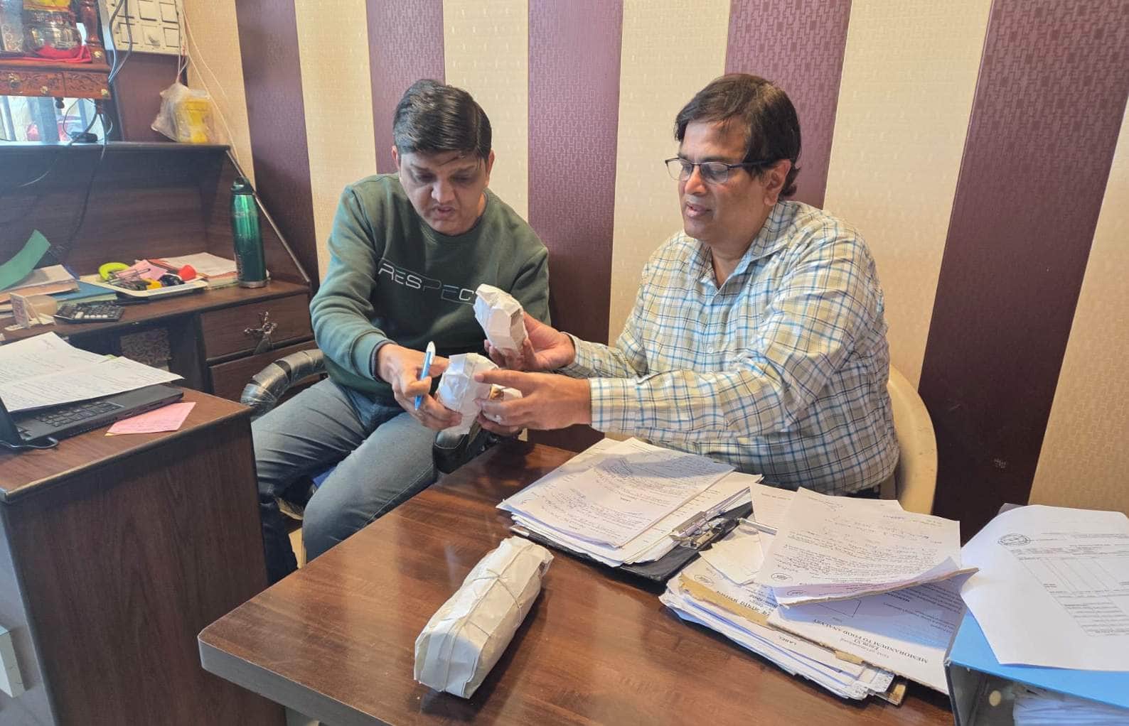 11-आईएसबीटी मार्ग पर सैंपल भरते खाद्य सुरक्षा अधिकारी।स्रोत-विभाग