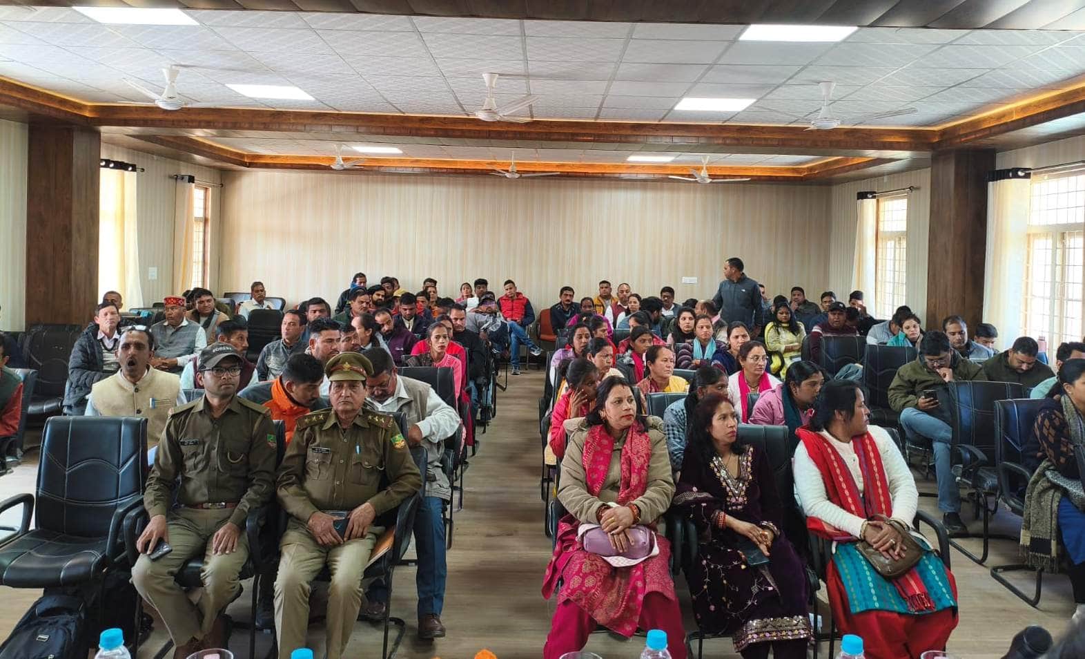 12-विकासखंड मुख्यालय में बीडीसी बैठक में उपस्थित अधिकारी एवं जन प्रतिनिधि-संवाद