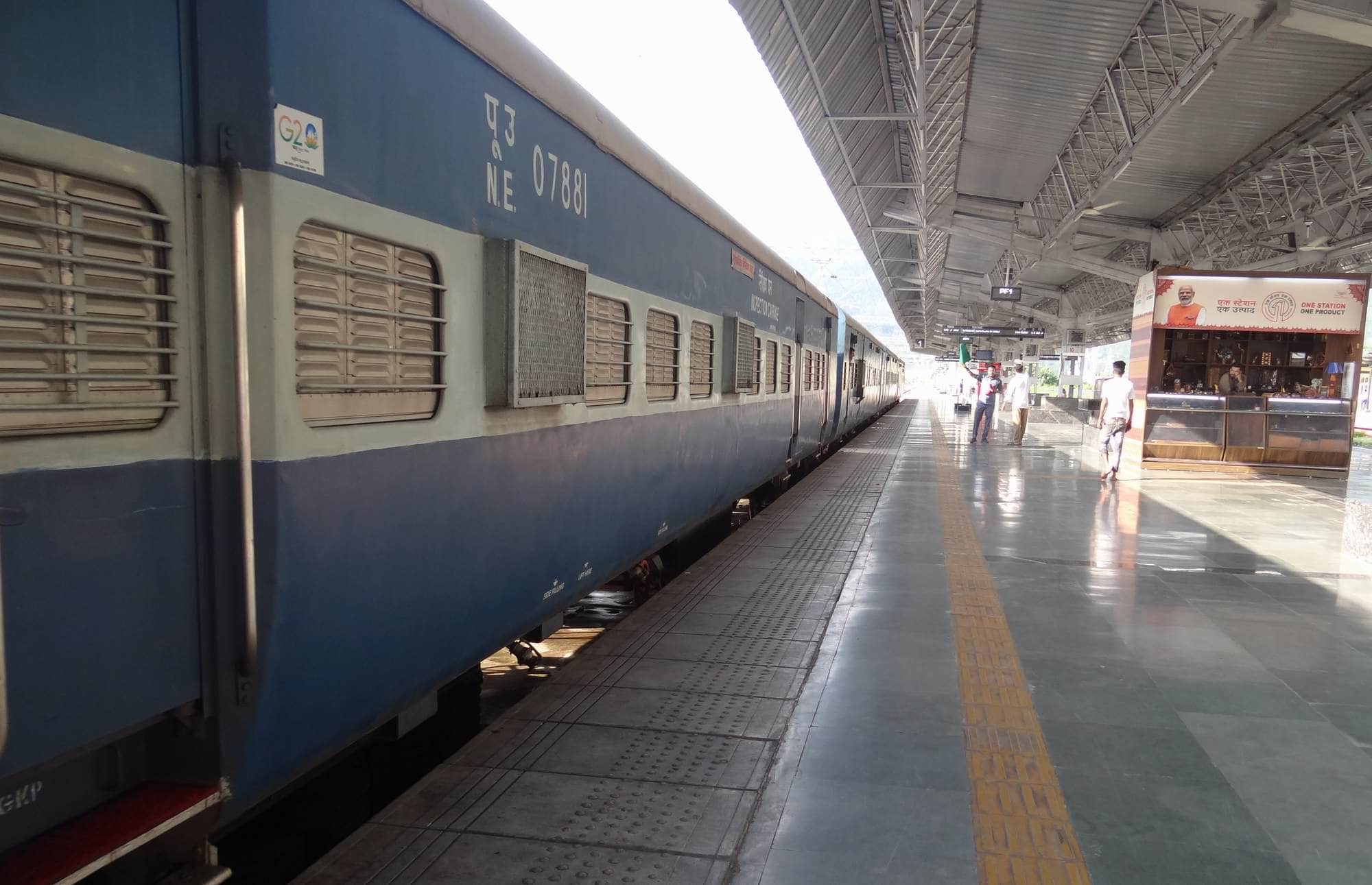 17-योगनगरी रेलवे स्टेशन पर खड़ी ट्रेन।संवाद