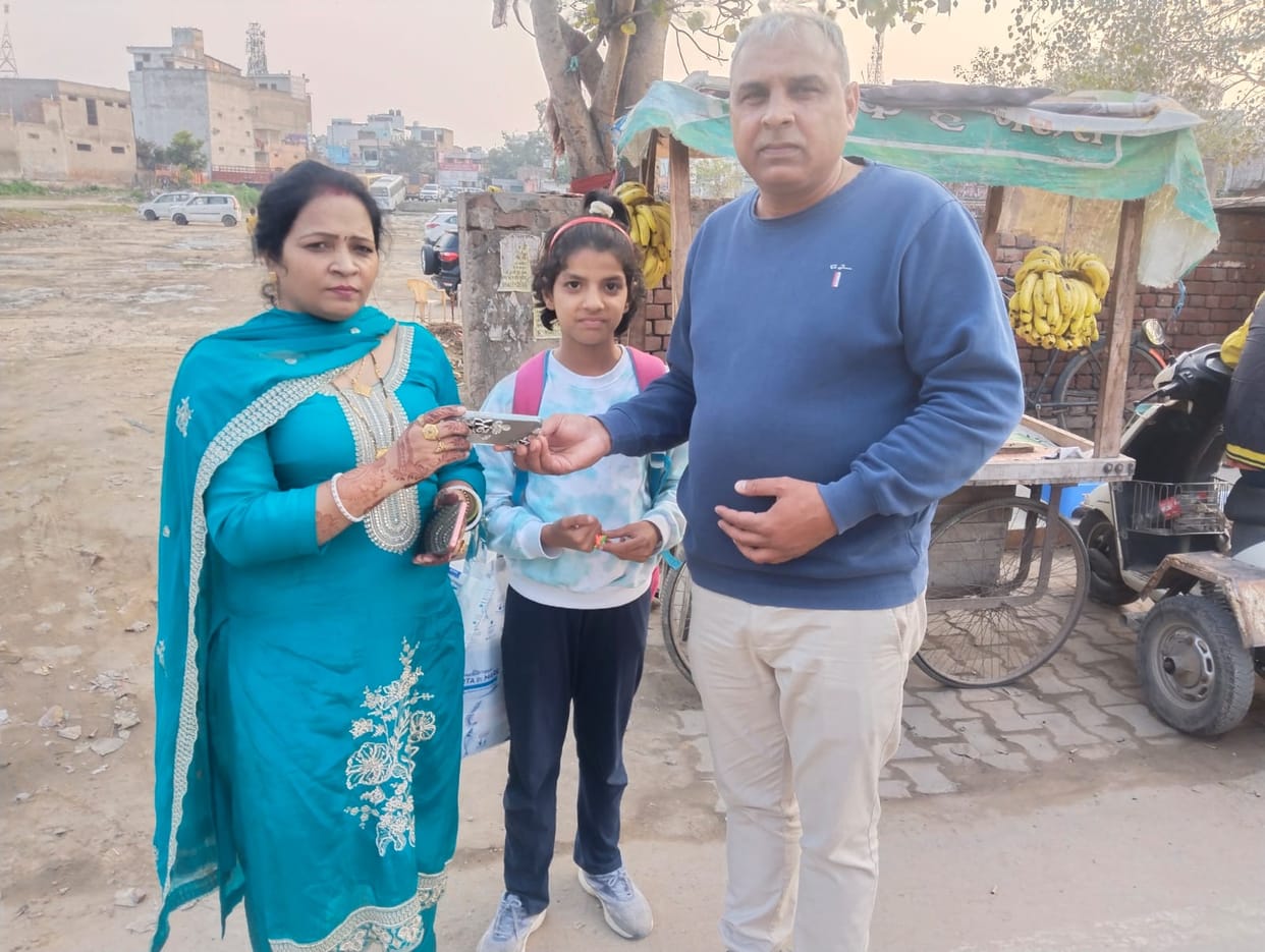 Constable sets an example of honesty by returning mobile worth Rs 2.25 lakh