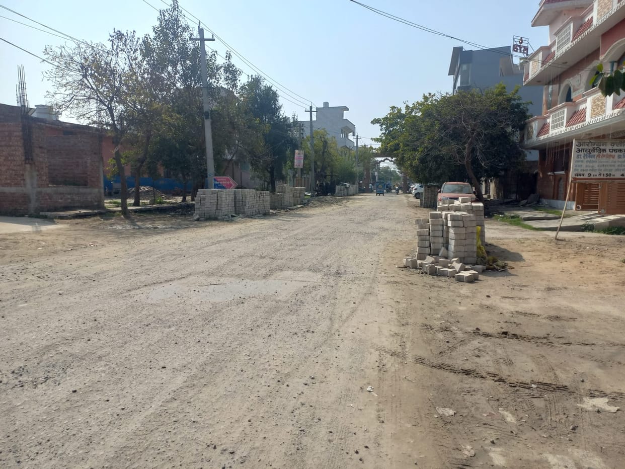 Road construction materials are raising dust, causing protests, and work stalled due to lack of reports.