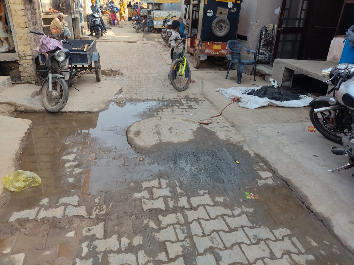 Sewerage leakage in Pucca Sarai increases problems