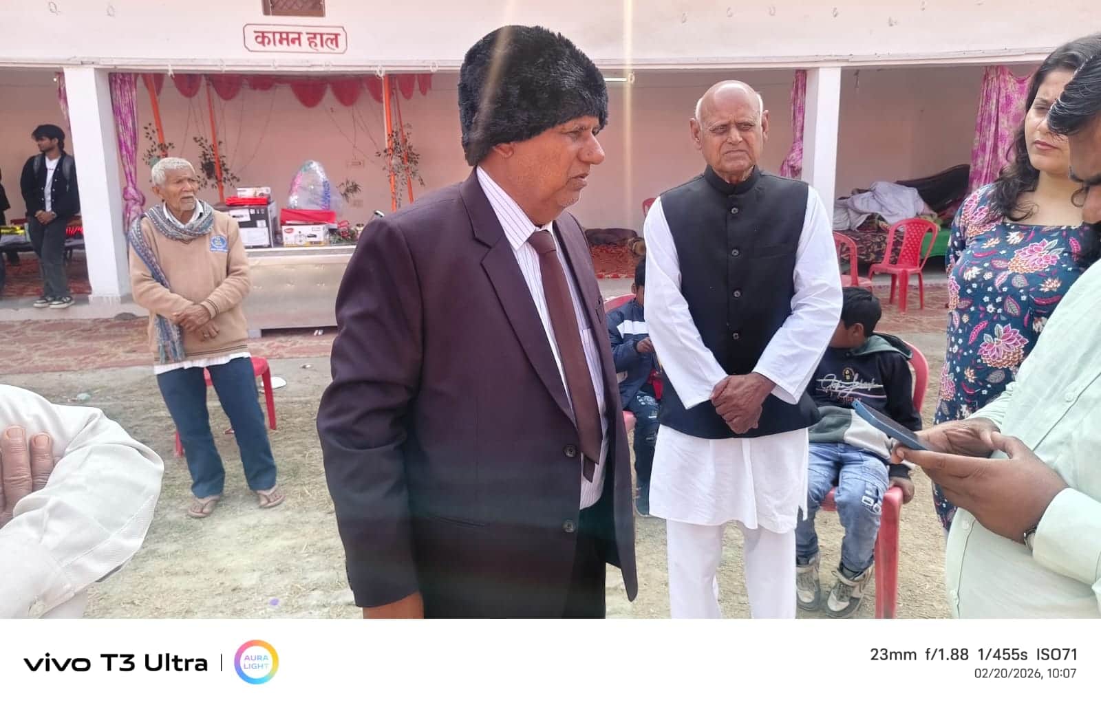 अमेठी कस्बा स्थित मैरिज लॉन में परिवारीजनों को छिनैती के बारे में बताते रंगनाथ मिश्र। 