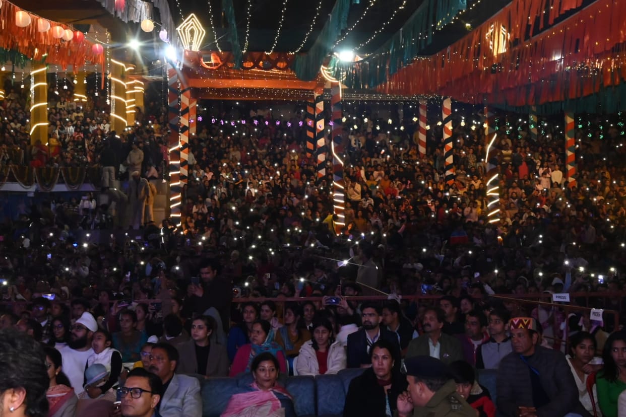 The audience danced to the tunes of Hansraj Raghuvanshi's bhajans.