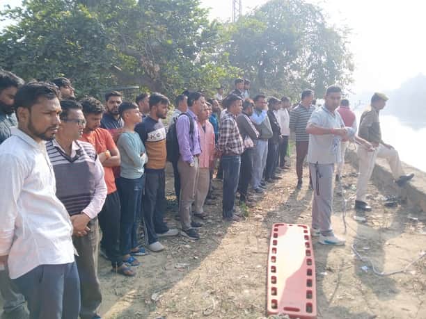 नहर में कूदे व्यक्ति को निकालते हुए एसडीआरएफ की टीम