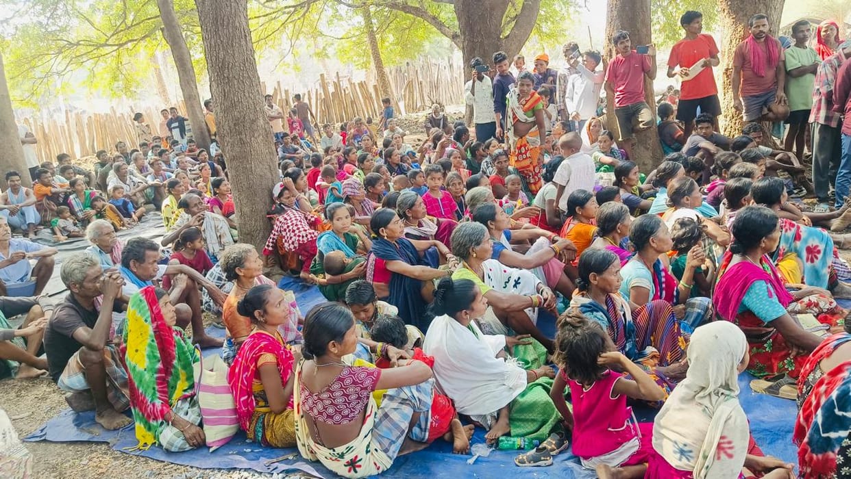 MLA Vikram Mandavi reached villages in Pamed interacted with villagers in Bijapur