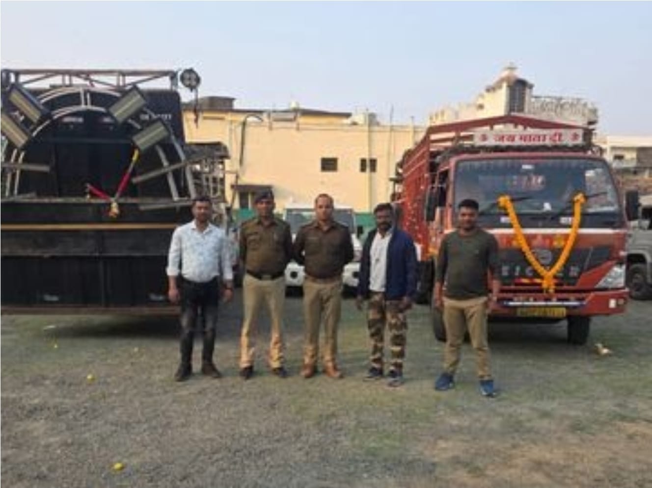डीजे जब्त करती पुलिस टीम।
