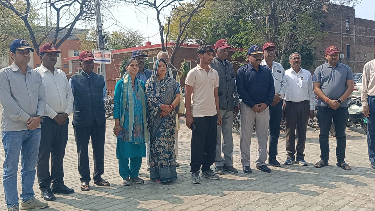 The wife of a soldier appealed to the SP regarding the robbery of lakhs of rupees.