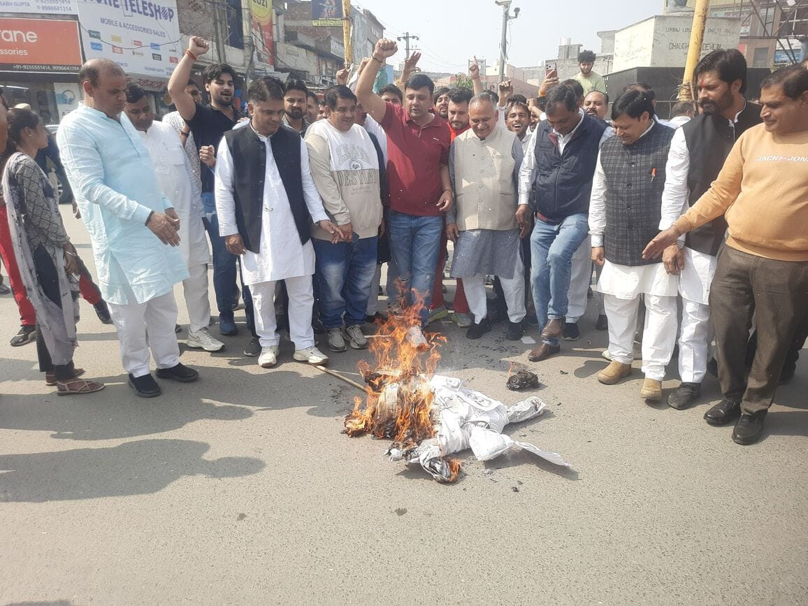 BJP's anger erupts, Rahul Gandhi's effigy burnt