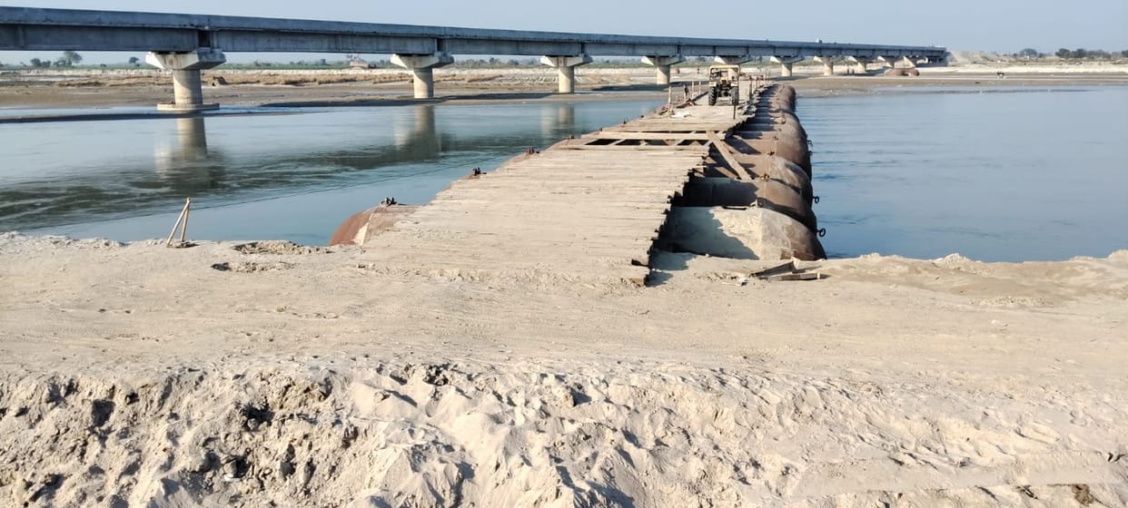 Traffic resumes on the pontoon bridge