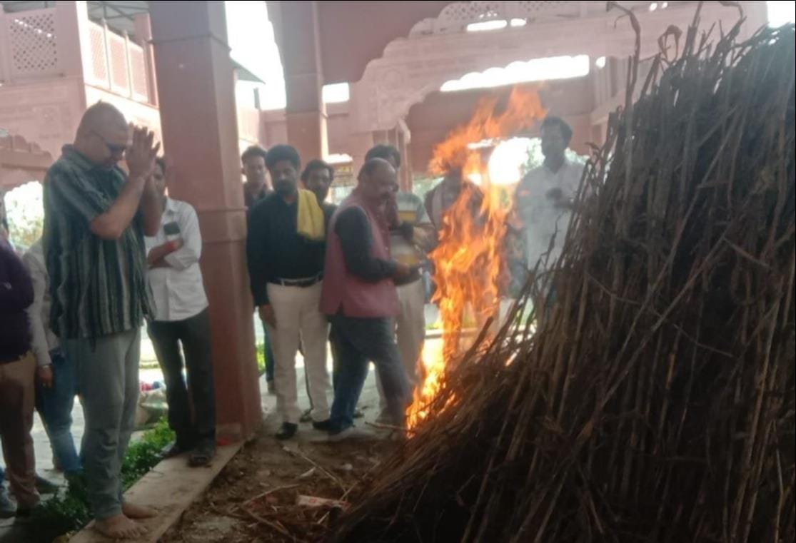 The couple was cremated on one funeral pyre, leaving every eye moist.