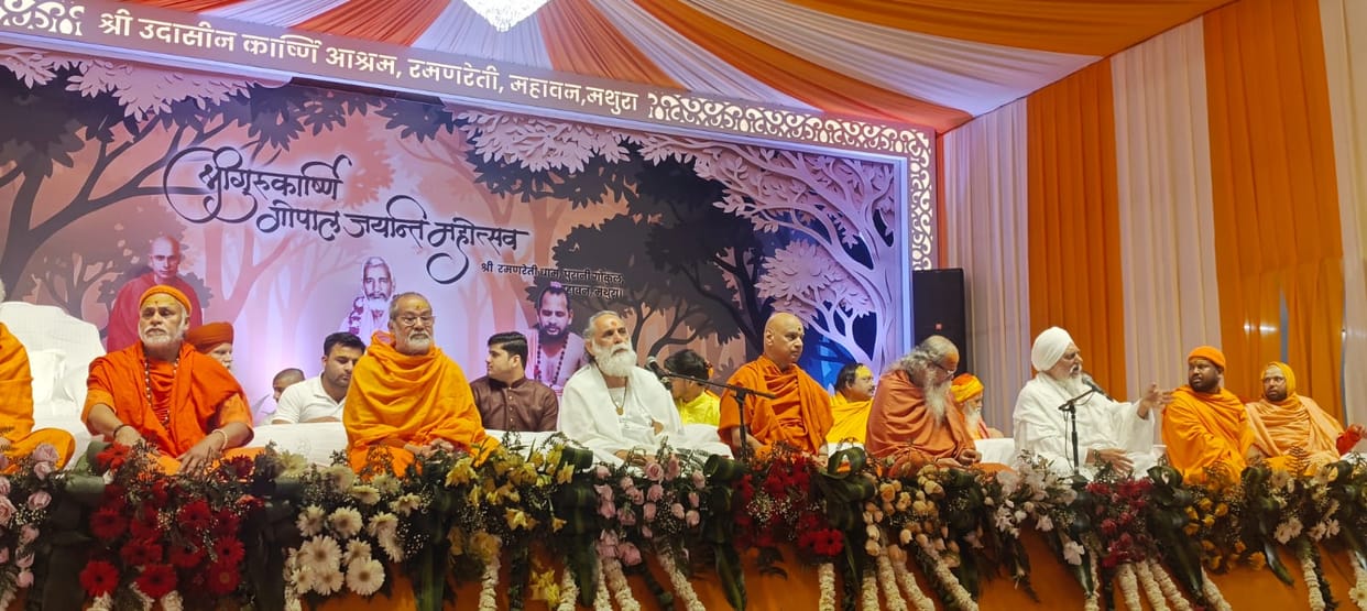 Thakurji play Holi with devotees in Ramanreti today