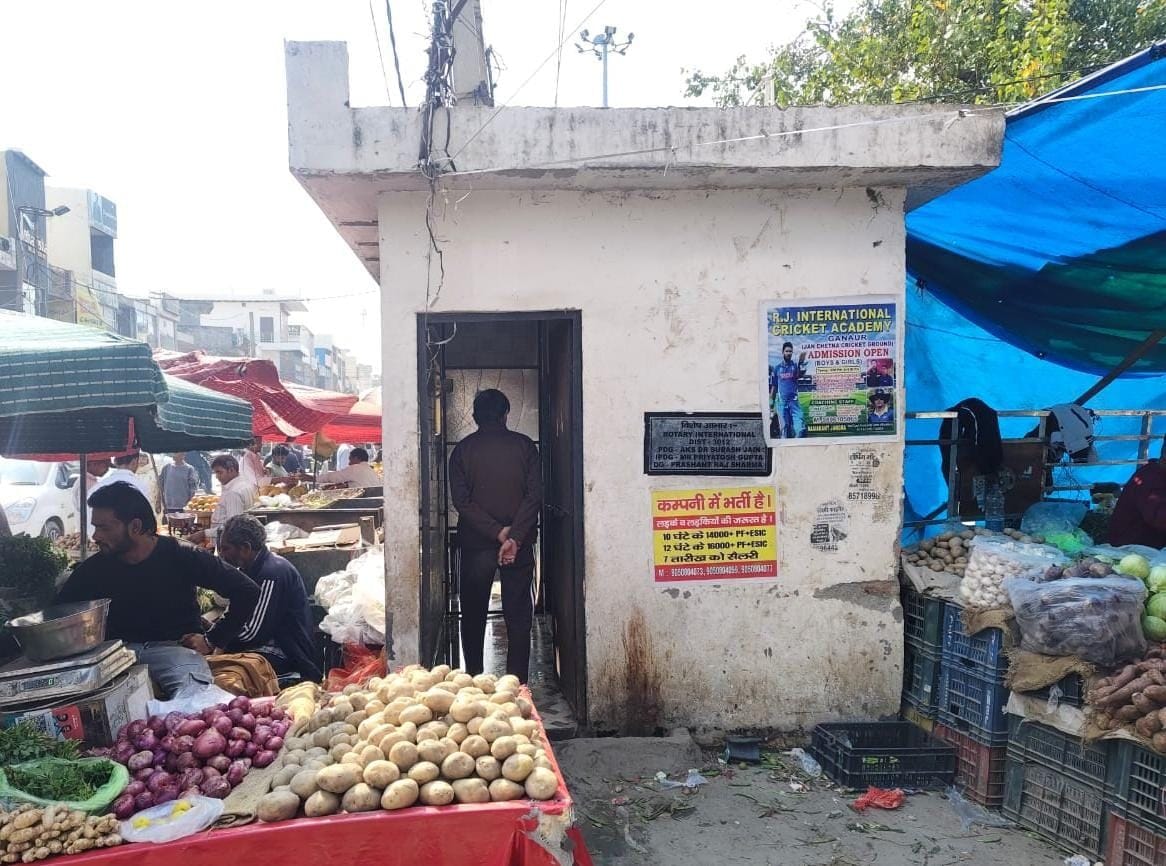 Demand to increase urinals in the public toilet of the main market