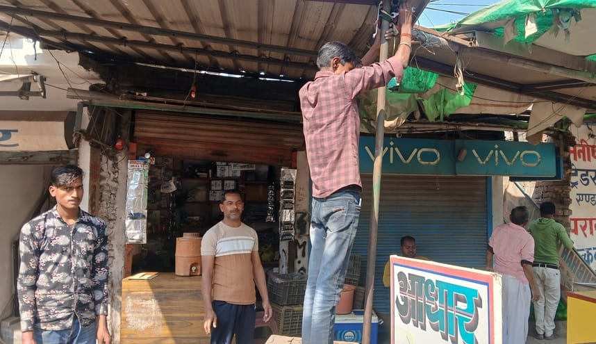 A drain will be built at a cost of 86 lakh rupees, people are busy removing encroachments.
