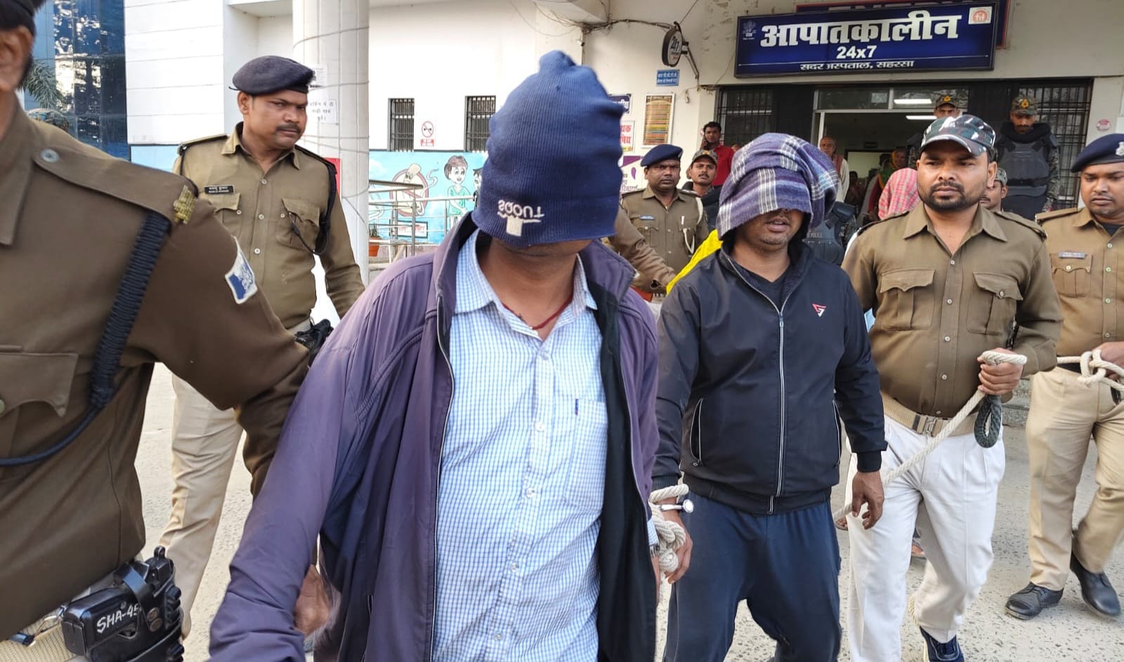 गिरफ्तार आरोपी पुलिस गिरफ्त में