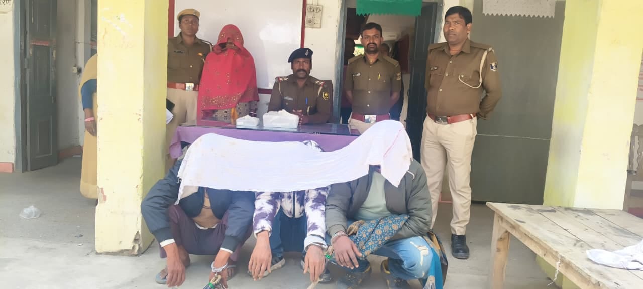 गिरफ्तार तस्कर के साथ पुलिस