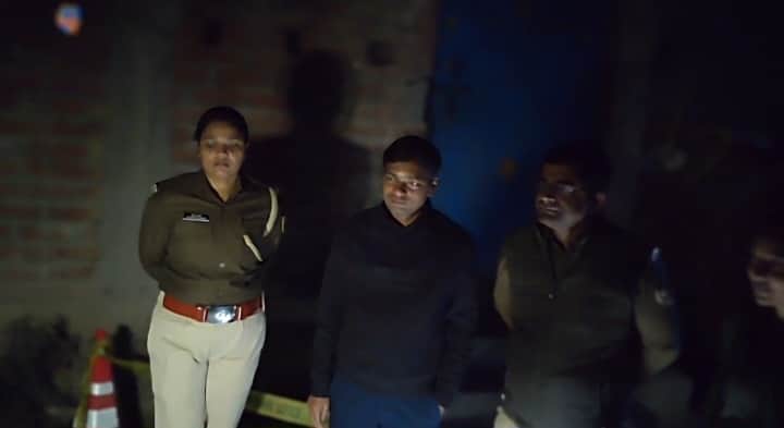 घटनास्थल पर जांच करती पुलिस