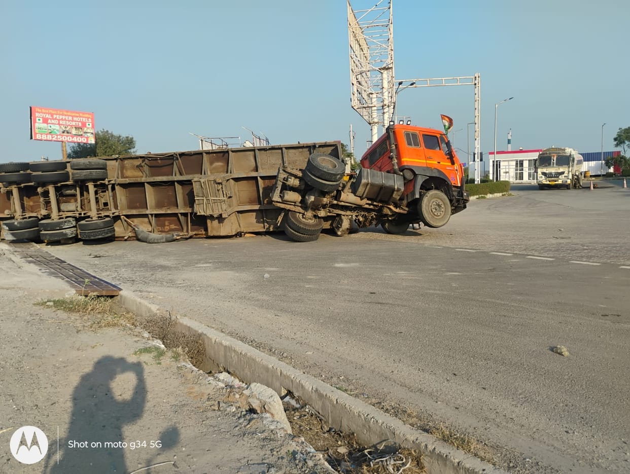 Truck overturned while crossing an illegal cut on the highway