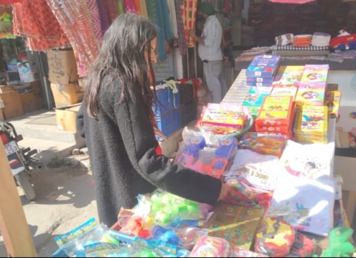 Markets of Kanpur, Sambhal and Indore are coloured with herbal gulal