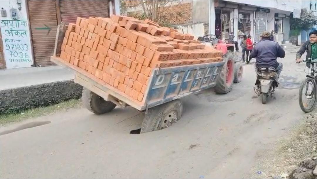 ईट से लोड ट्रैक्टर ट्राली रोड में धसी