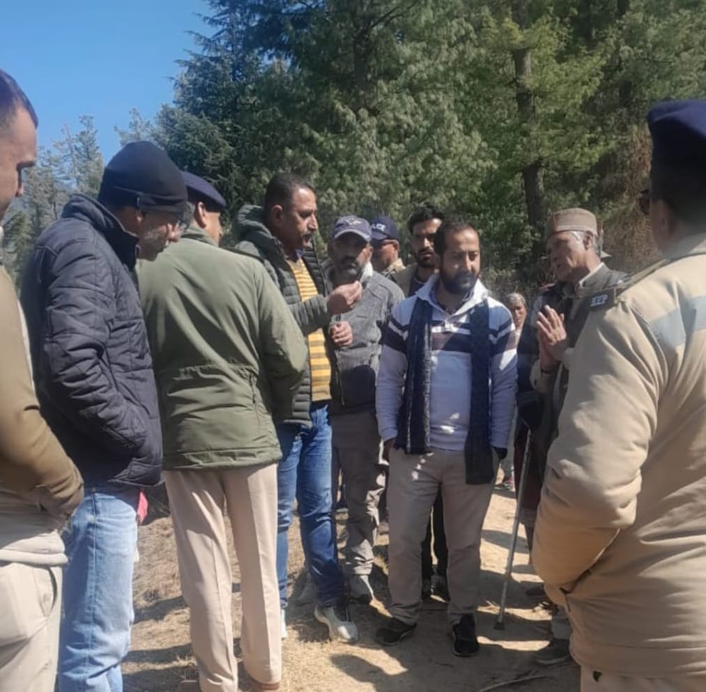 Apple growers' association in Mandal protested against eviction and stopped the action