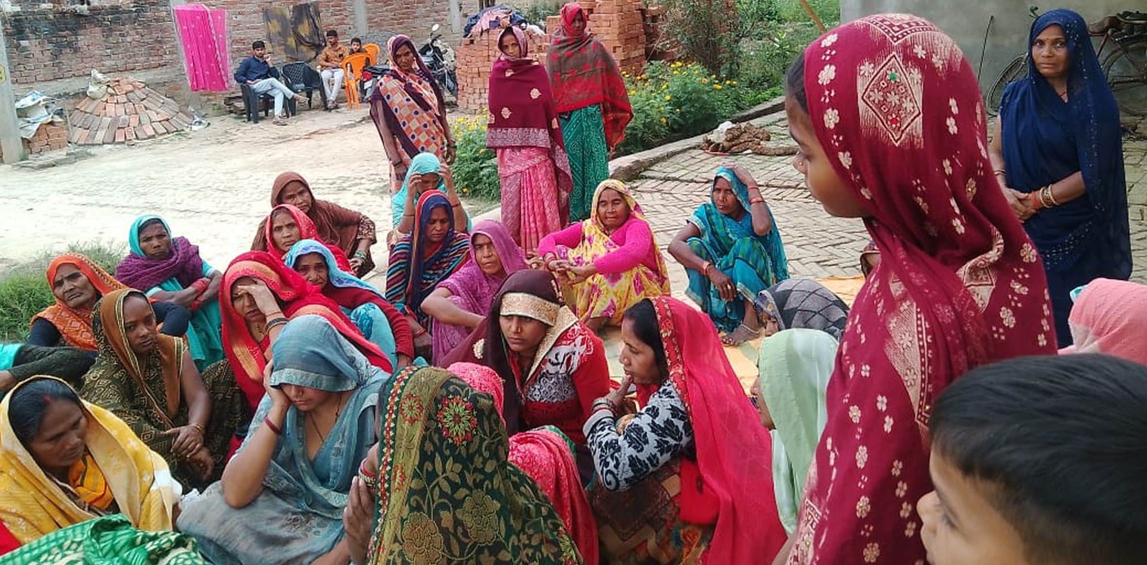 जगदीशपुर के भागीरथपुरम में गुलशन के गमगीन परिजन।