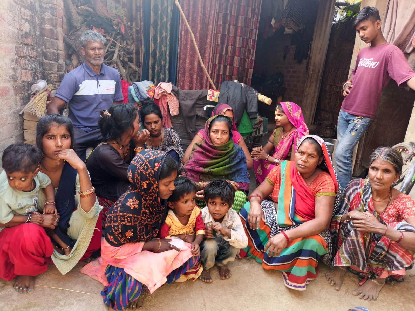 जायस के मवईआलम में दिनेश के गमगीन परिजन।