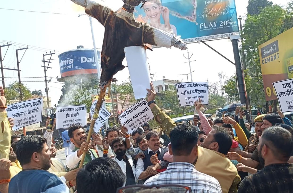 BJP Yuva Morcha burns effigy of Rahul Gandhi