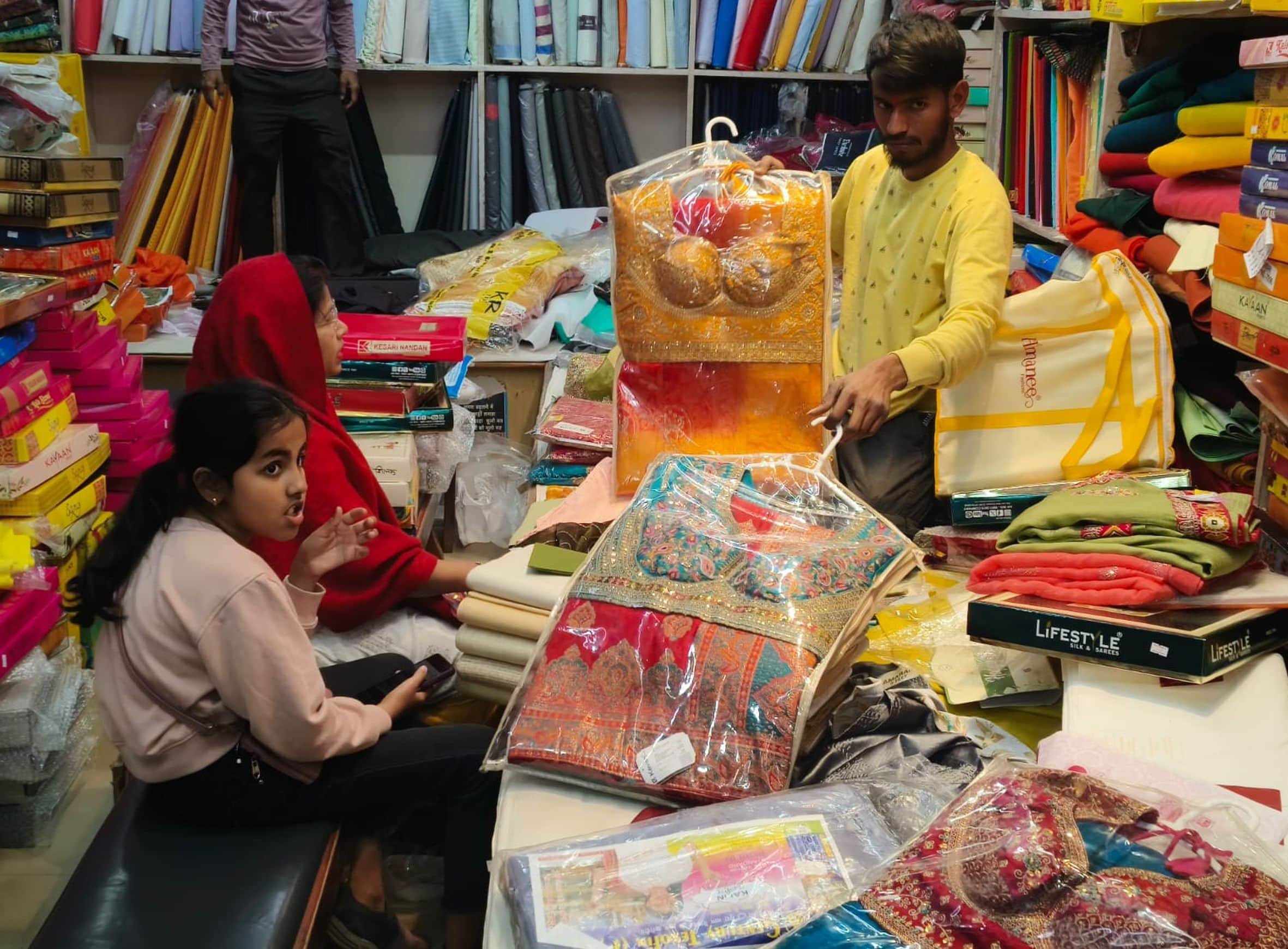  कपड़ों की खरीदारी करती महिला।