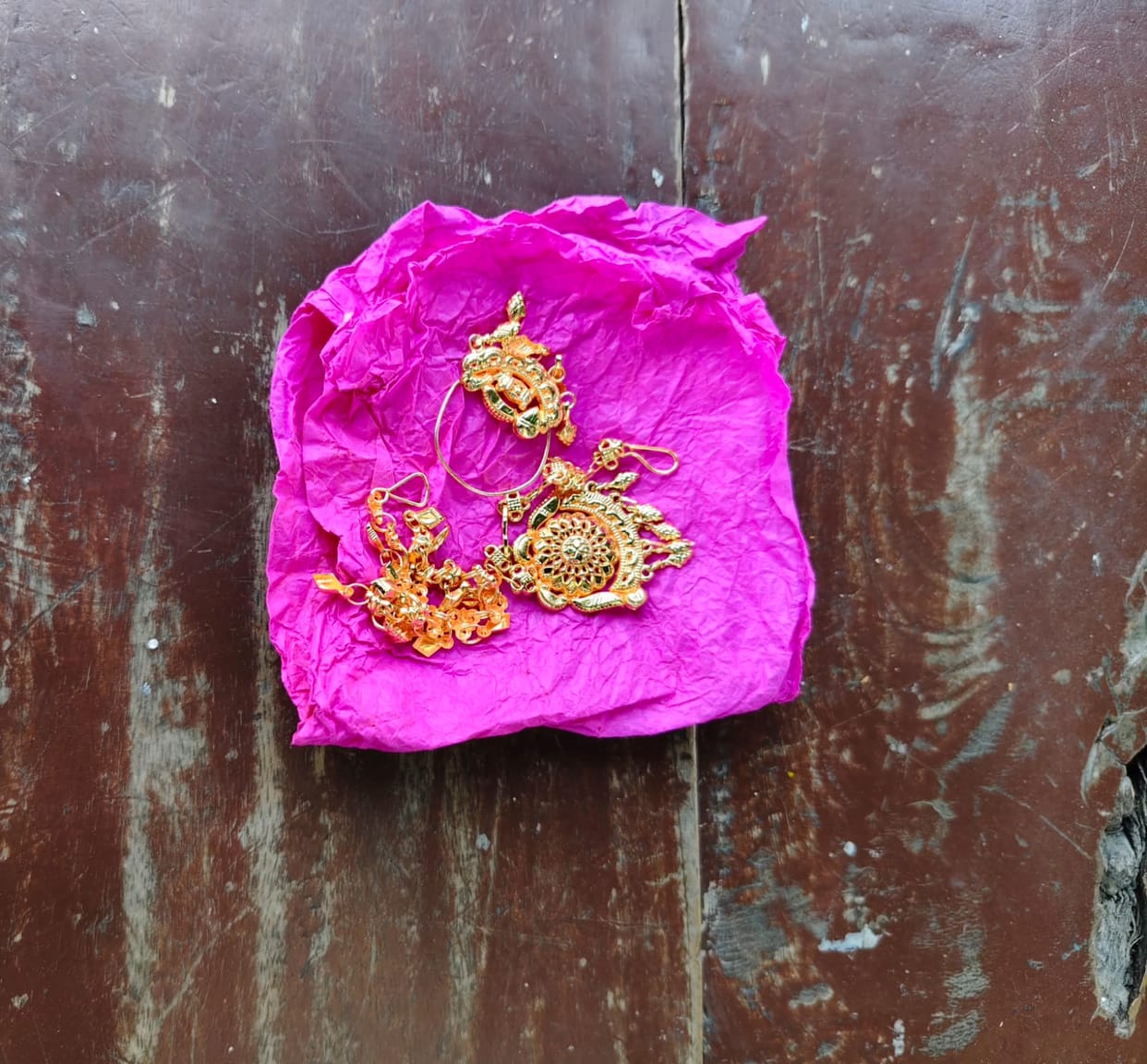 Female fraudsters handed over fake jewellery and ran away with the real one.