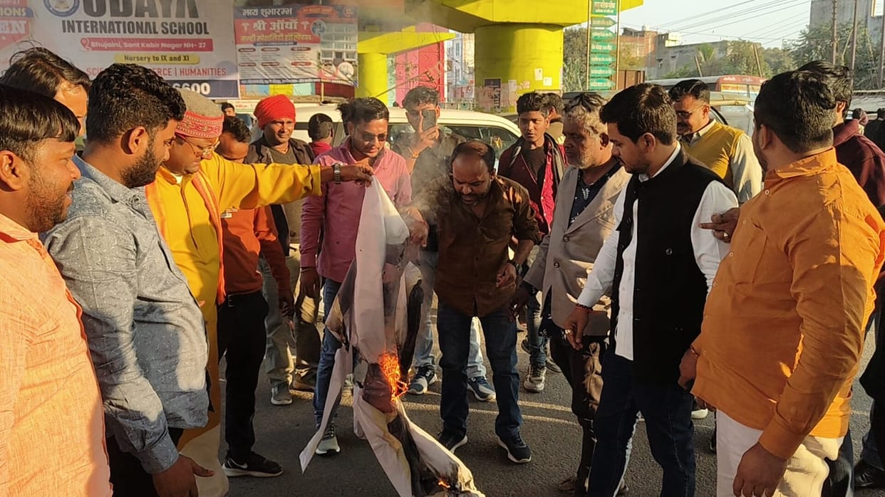 BJYM burns effigy of Rahul Gandhi