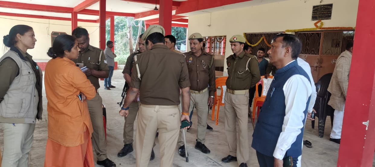 The administration team arrived to open the lock of the temple.