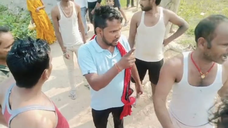 Bihar News: वैशाली में जमीन विवाद बना खूनी संघर्ष, जमकर चले लाठी-डंडे और चाकू; 11 लोग हुए घायल