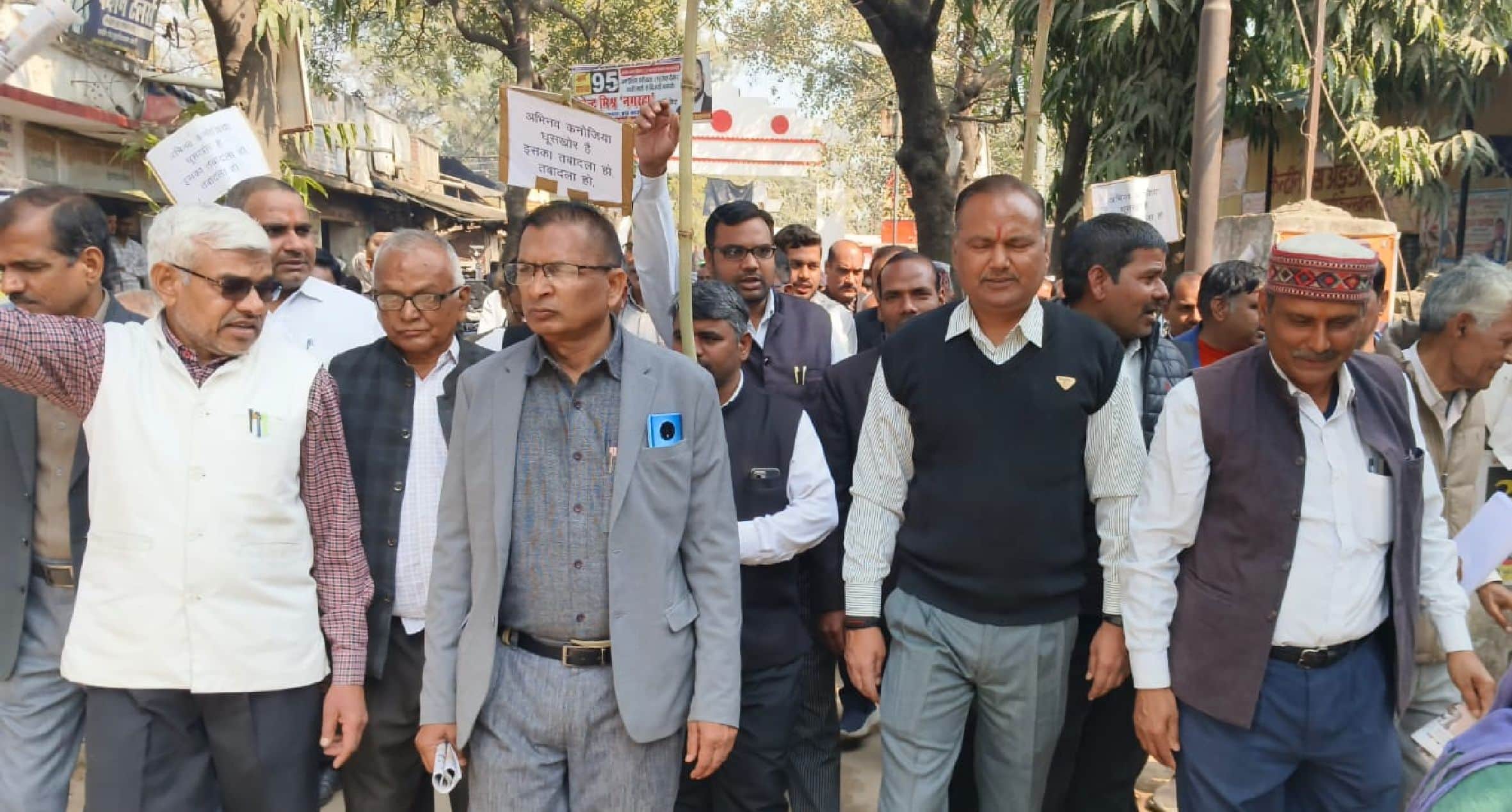 मुसाफिरखाना तहसील गेट पर प्रदर्शन करते अधिवक्ता। 