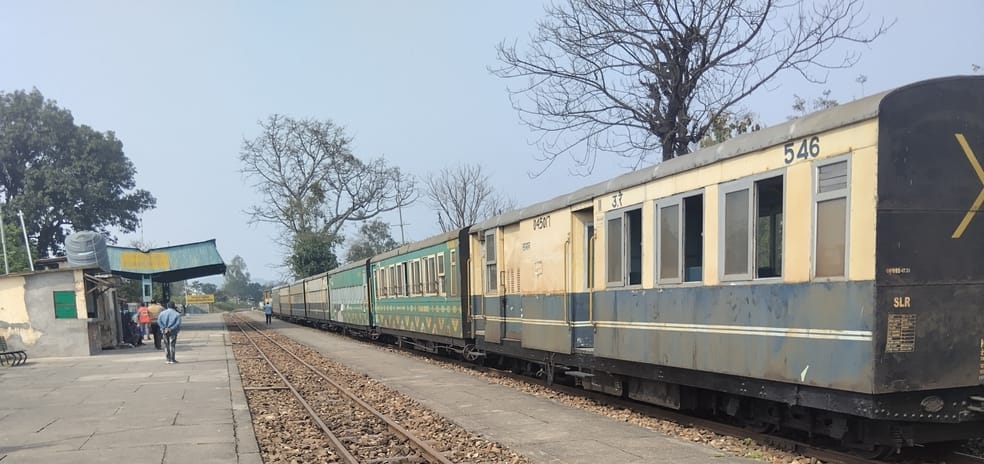 नगरोटा सूरियां रेलवे स्टेशन से गुजरते कोच। -स्रोत : जागरूक पाठक