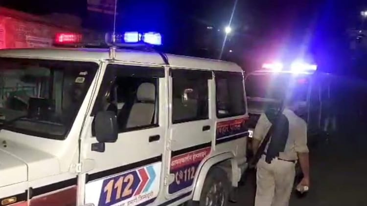 Bihar News: शराब माफियाओं का हमला, छापेमारी के दौरान पुलिस पर पथराव, सरकारी वाहन चकनाचूर