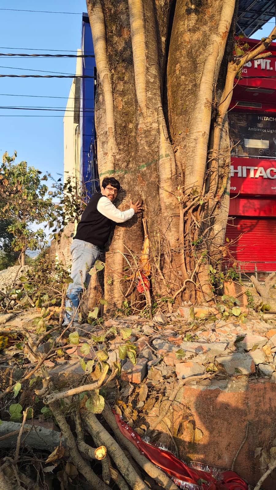 पीपल वृक्ष से चिपके एडवोकेट बहुगुणा: संवाद