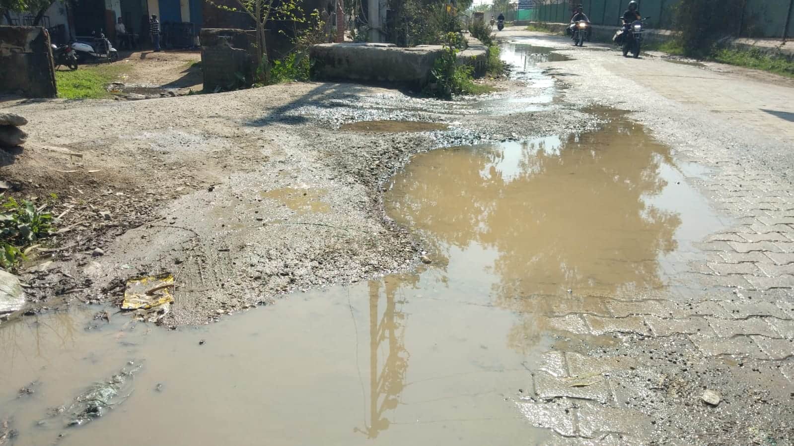 पशुलोक क्षेत्र में सिंचाई गूल में लीकेज होने के कारण सड़क पर भरा पानी- संवाद