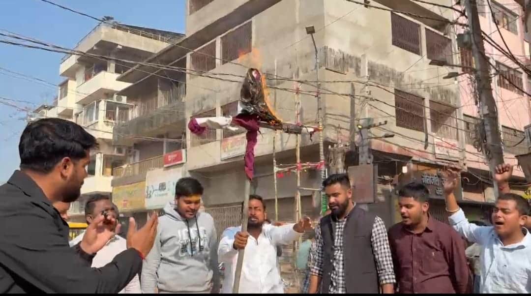 राहुल गांधी का पुतला फूंका