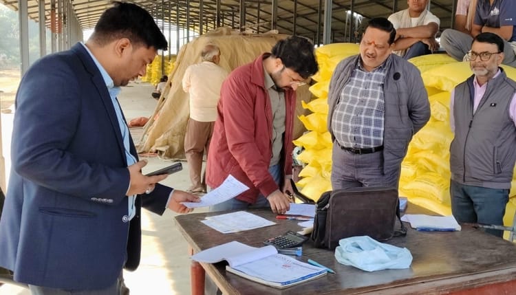 Crackdown On Fertilizer Mafia, Urea Consumption In The District Reduced ...