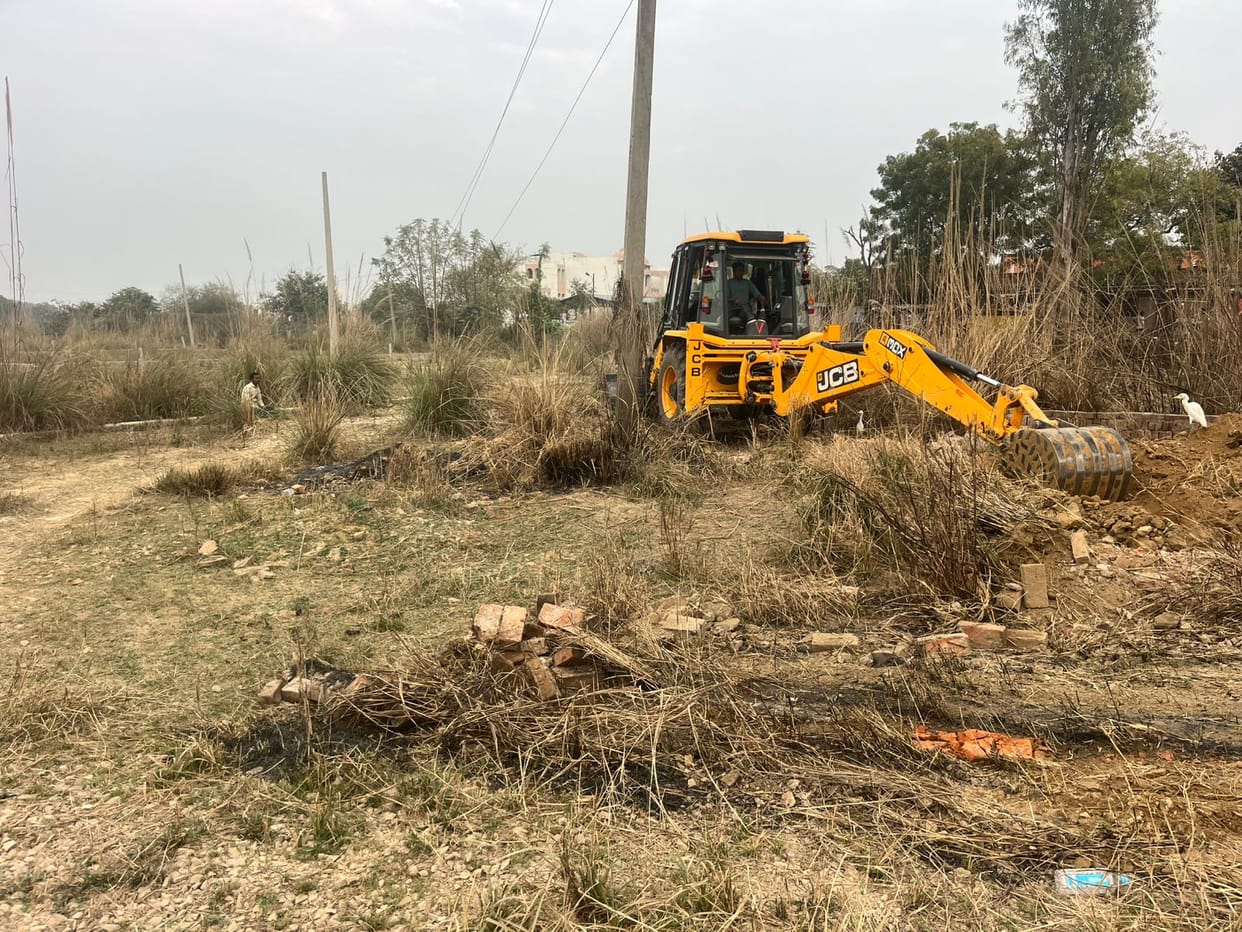 The administration freed the drain from illegal occupation by using bulldozers.