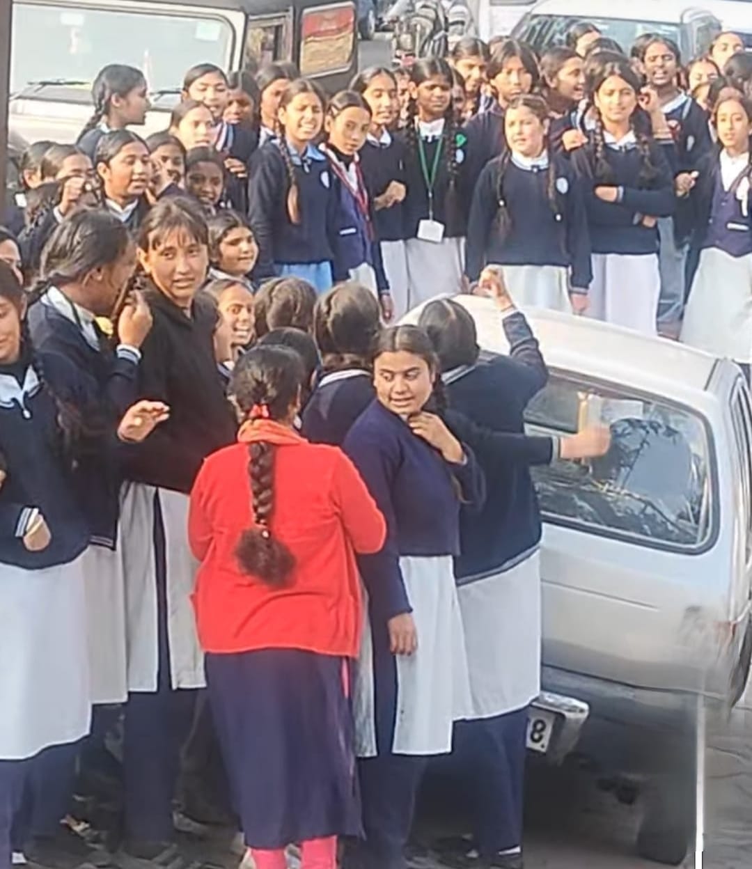 रोटरी भवन पालमपुर के बाहर नारेबाजी करतीं छात्राएं। -स्रोत : जागरूक पाठक