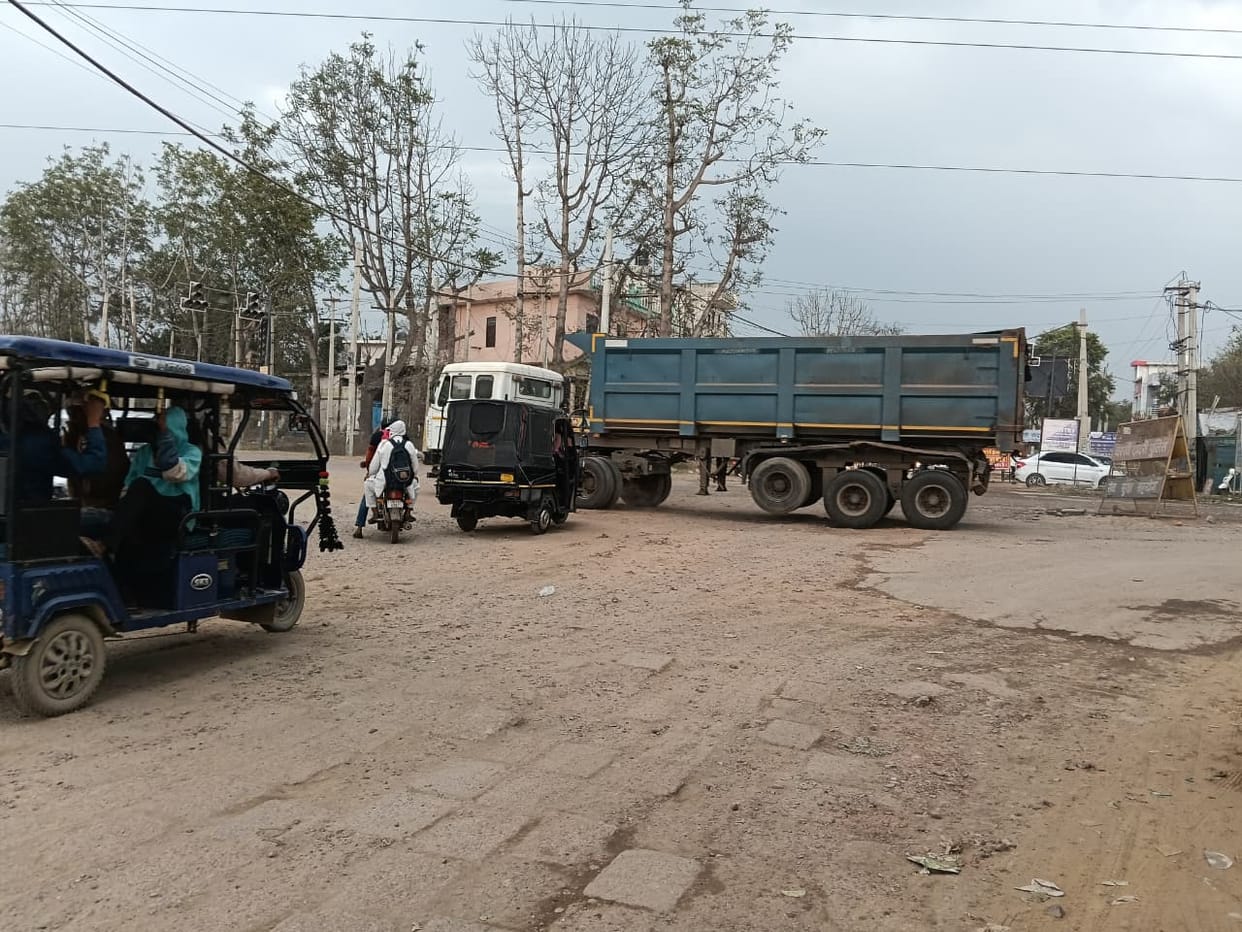 70 lakh rupees spent, yet the system is still stalled, five traffic lights are out of order, causing traffic jams
