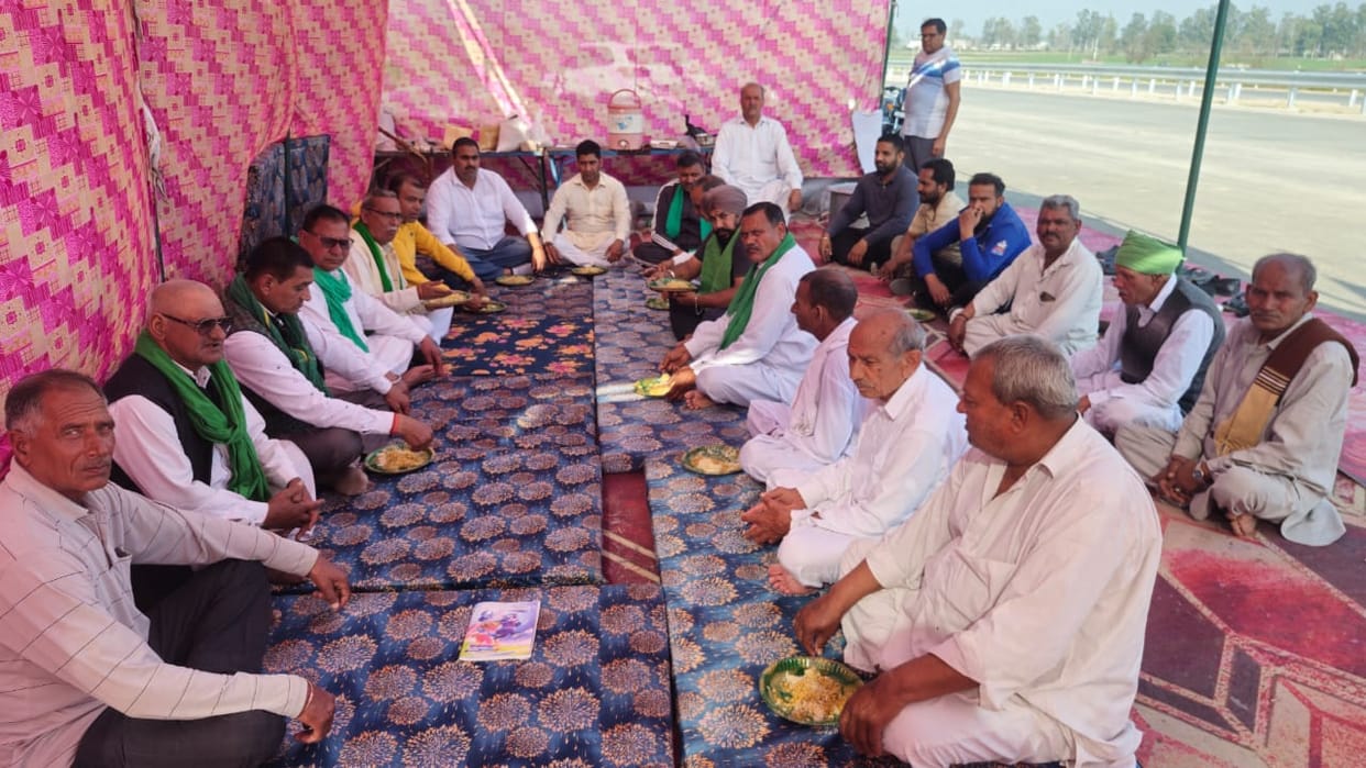 Farmers set up tents in the middle of the Ring Road and started a langar (food stall).